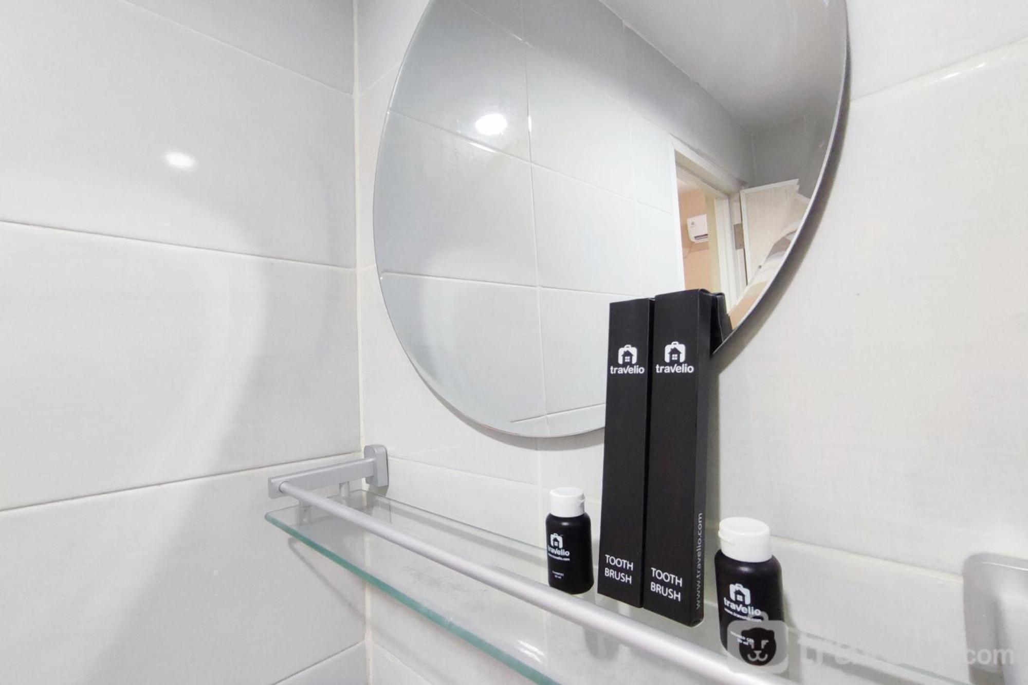 Comfortable And Modern 1br Without Living At Amartha View By Travelio Apartemen Semarang