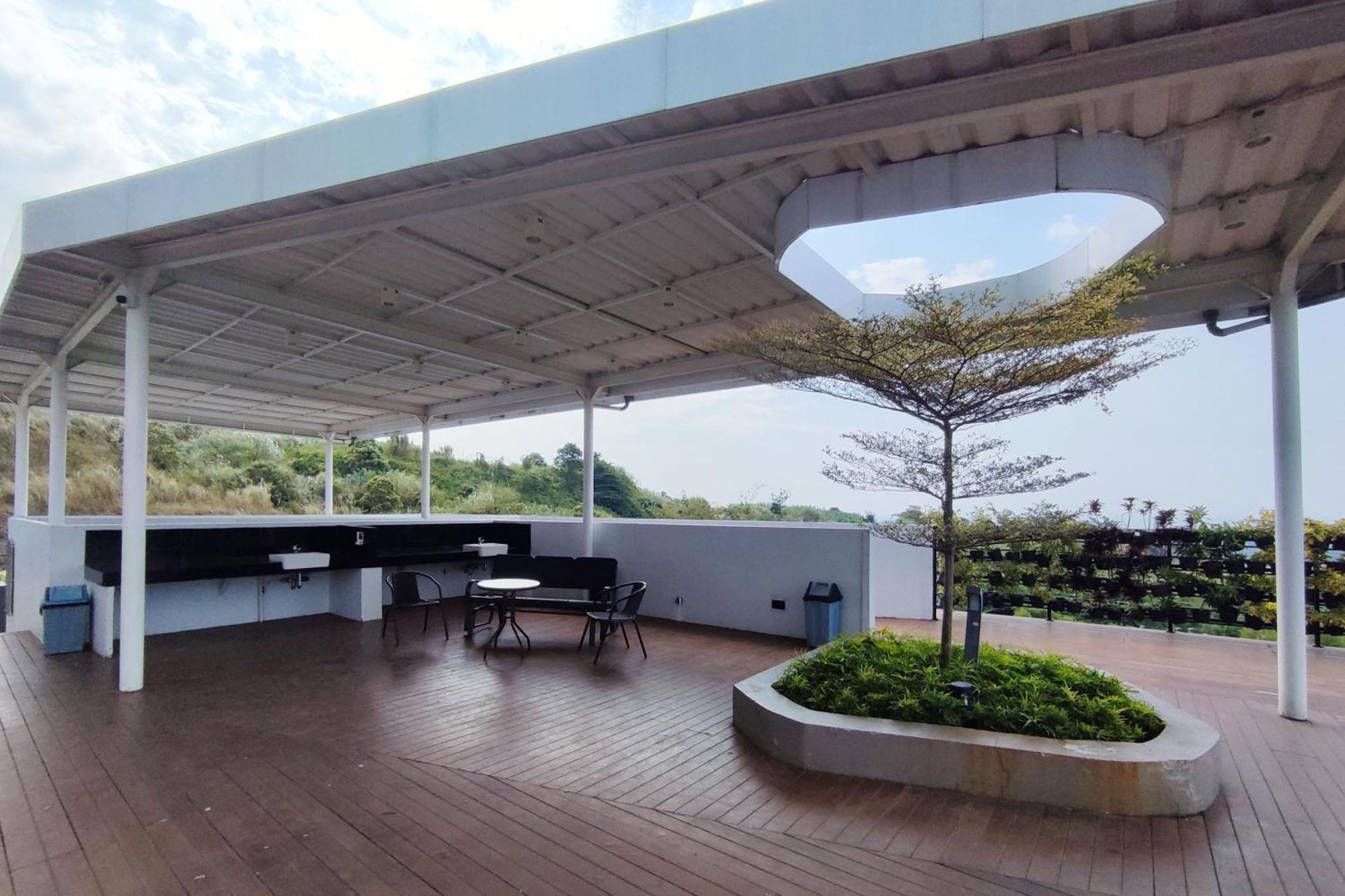 Comfortable And Modern 1br Without Living At Amartha View By Travelio Apartemen Semarang