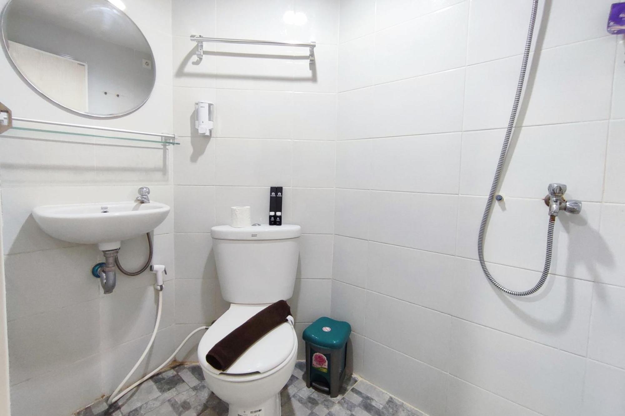 Comfortable And Modern 1br Without Living At Amartha View By Travelio Apartemen Semarang