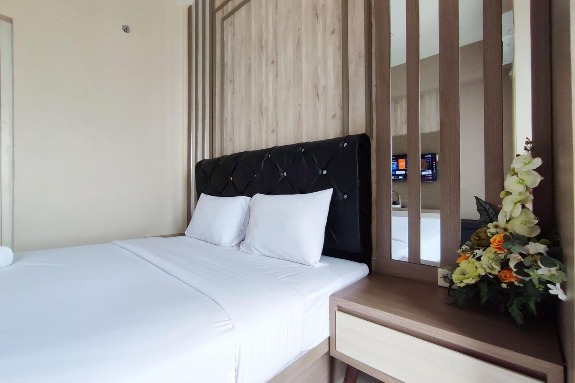 Comfortable And Modern 1br Without Living At Amartha View By Travelio * Semarang