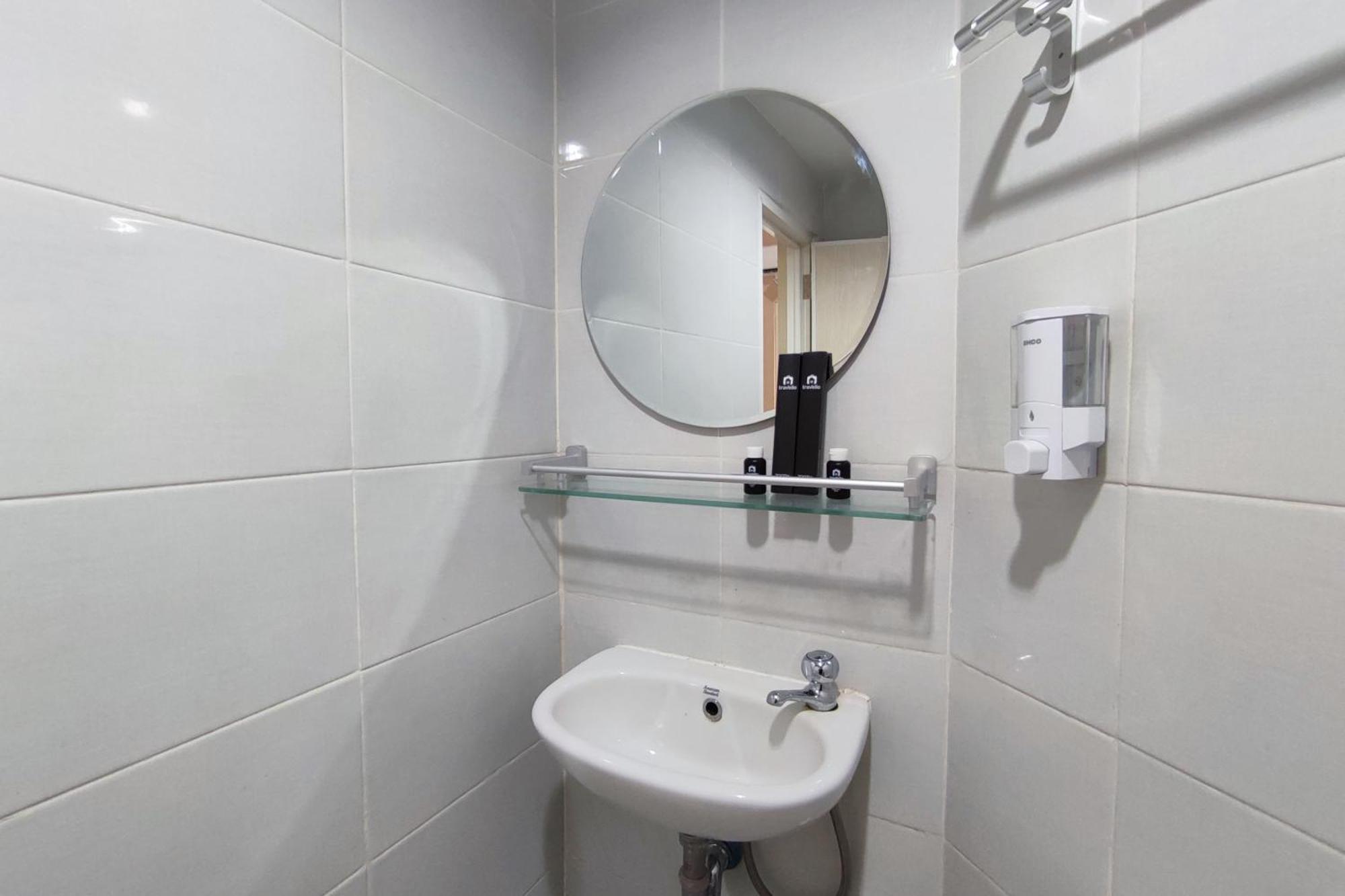 Comfortable And Modern 1br Without Living At Amartha View By Travelio Apartemen