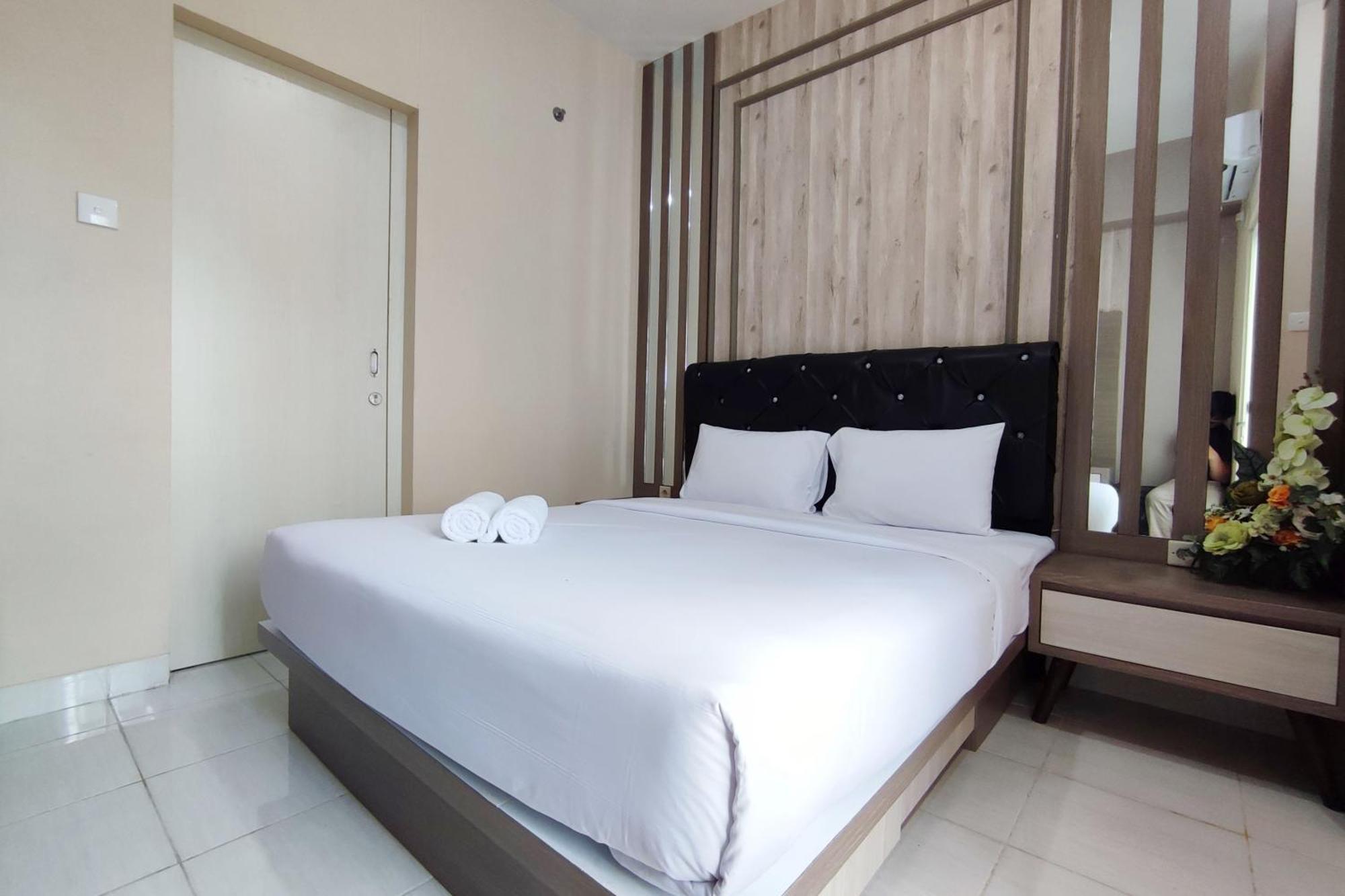 Comfortable And Modern 1br Without Living At Amartha View By Travelio Semarang